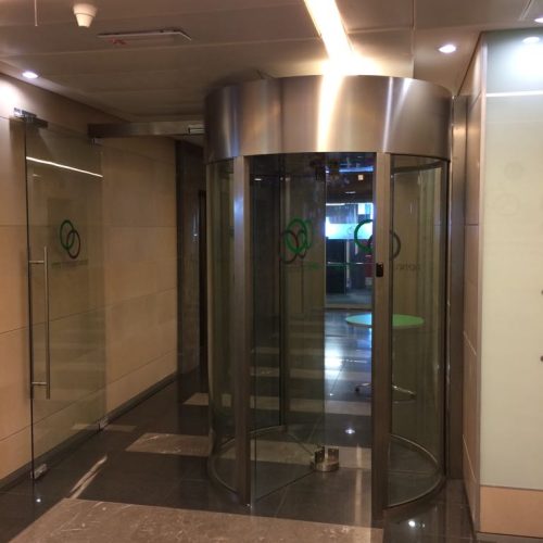 קרוסלה זכוכית גבוהה לבקרת כניסה עמיתים