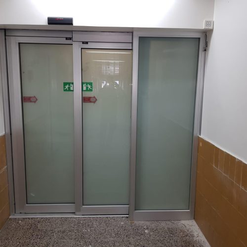 דלת טלסקופית עם מערכת מילוט 1