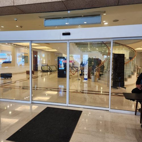 דלת ההזזה דלת כניסה ראשית מלון דויד אינטרקונטינטטל תל אביב